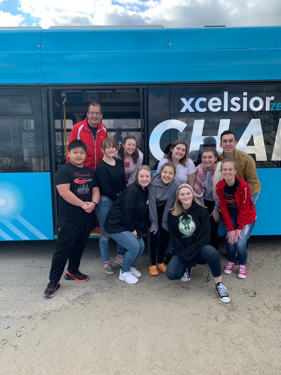 greenbayschools's tweet image. The @greenbayeasths Rhapsody in Red show choir students made it safely to Nashville for their big competition. This morning they spent time volunteering to help the victims of the Nashville tornadoes. Thanks to everyone who donated supplies! #RedDevilPride #CommunityReady
