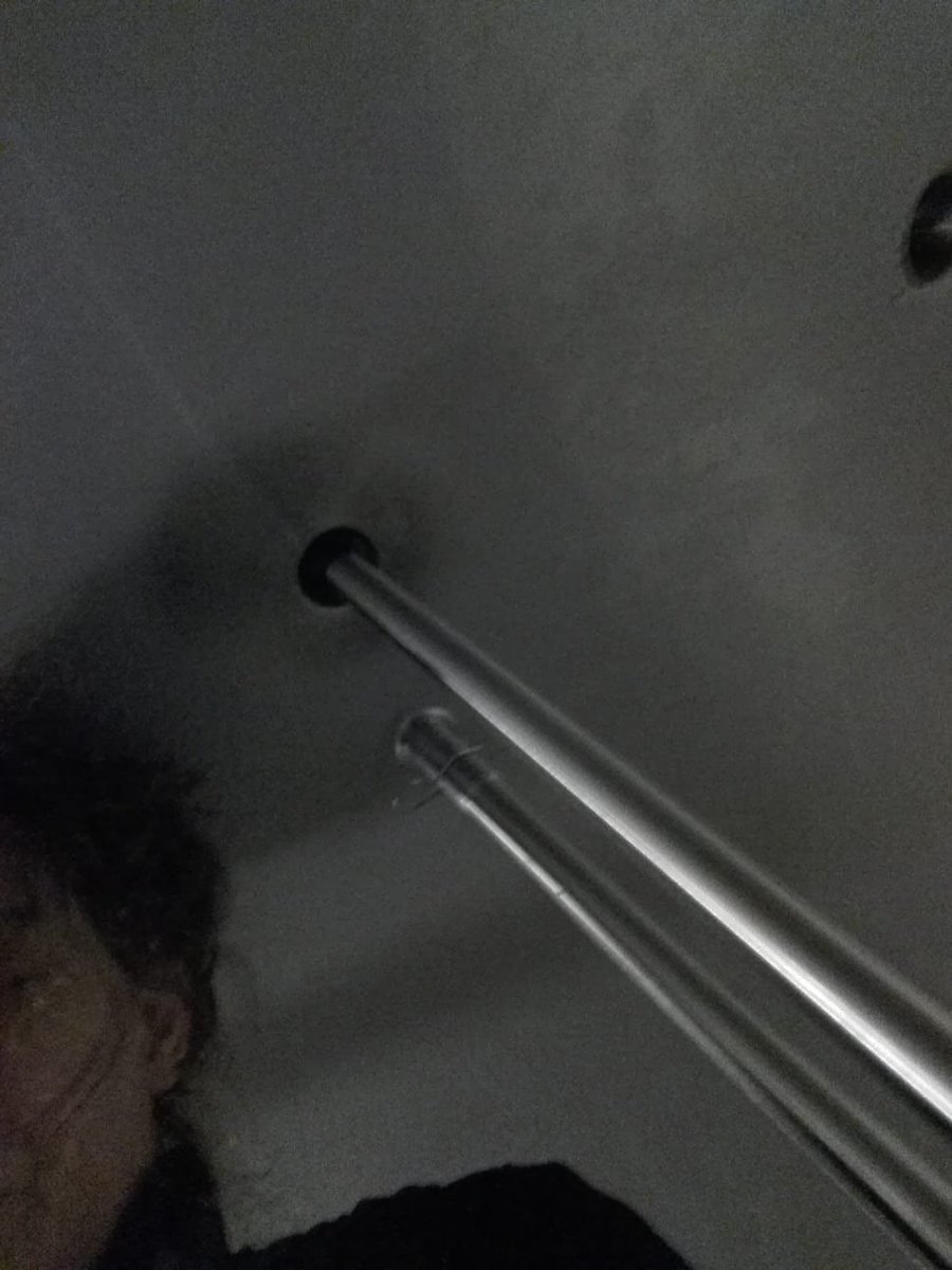 AstridLaLalove's tweet photo. Ff met naamgenoot met mooie hartenbles op de foto voor een ander beeld, om kans op eventuele claustrofobische dromen te verminderen. Zeiknat, maar bun d'r weer uut. Tussen tankopening en plafond zit nl niet veel ruimte. #lenig 💪🏻😂 Én de tank schoon, natuurlijk. #onzeboerderij https://t.co/CjwXwHFRfD