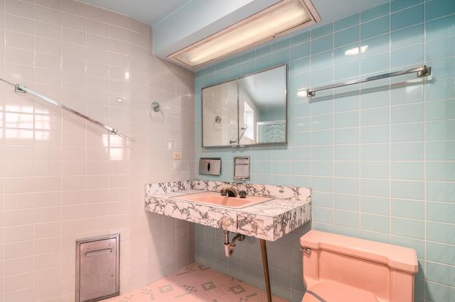 Dennis_Rodkin's tweet image. This Palos Park house is a time capsule from the 1950s, complete with a bomb shelter, a bowling alley, multi-colored bathrooms. 

Owned by its builder from 1957 until his family sold it in 2017, it's so cool. (Needs work)

chicagobusiness.com/residential-re…
