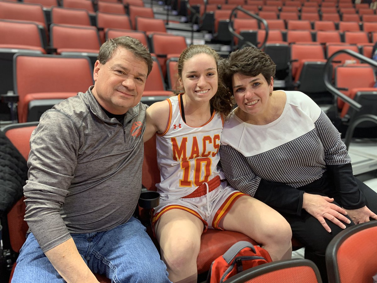 MightyMacBball's tweet photo. Jenna, congrats on a phenomenal high school career! Your future is so bright! ⭐️ 🏀 #Macs #EarnedNotGiven https://t.co/5G4IURdan2