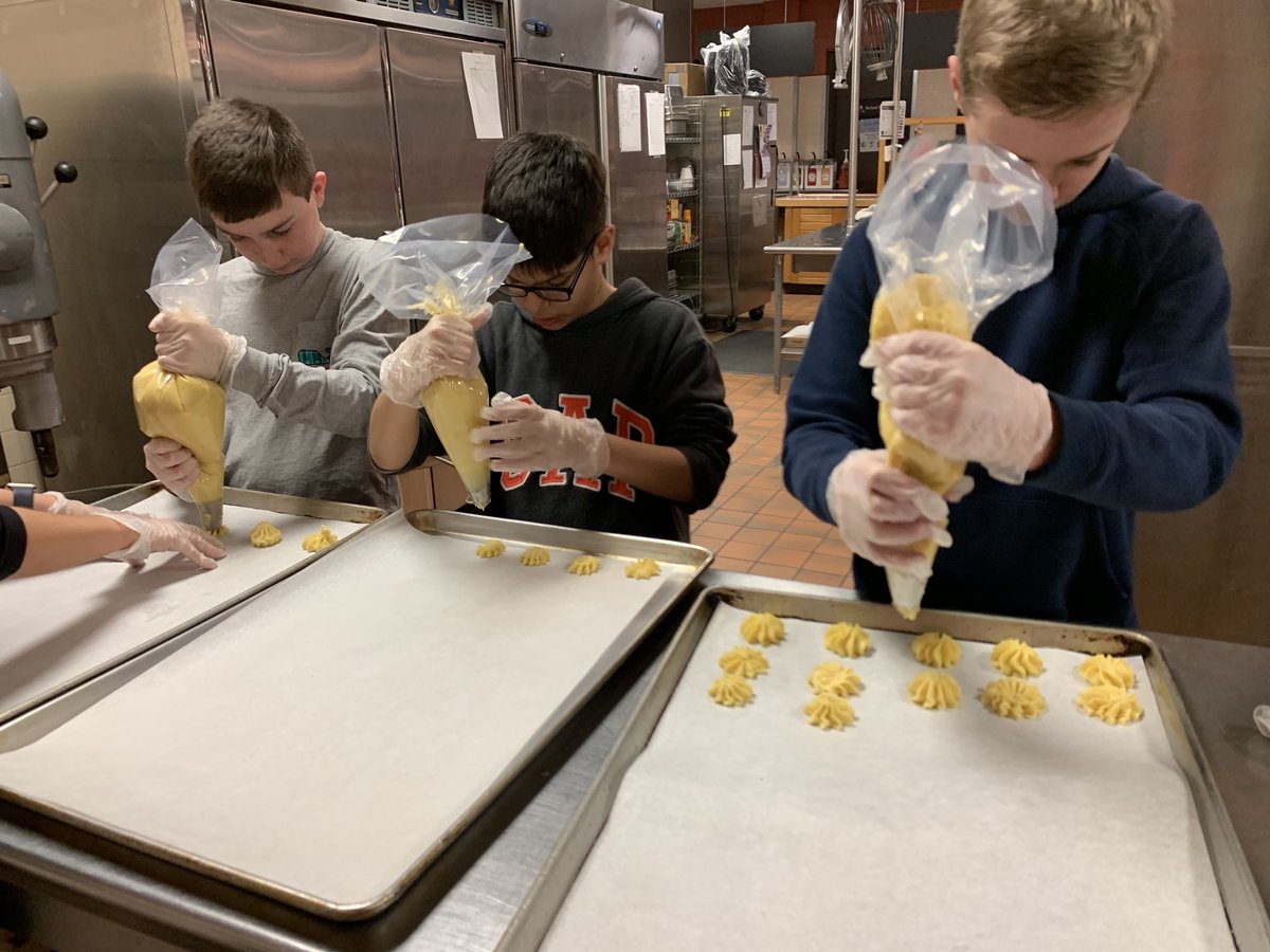 StacyMiddle66's tweet photo. Carla is dedicated to empowering Stacy 👩🎓👨🎓 ‘s to cook for themselves and their families. #CookingWithCarla #MPSLearns https://t.co/yP13NuXSU7