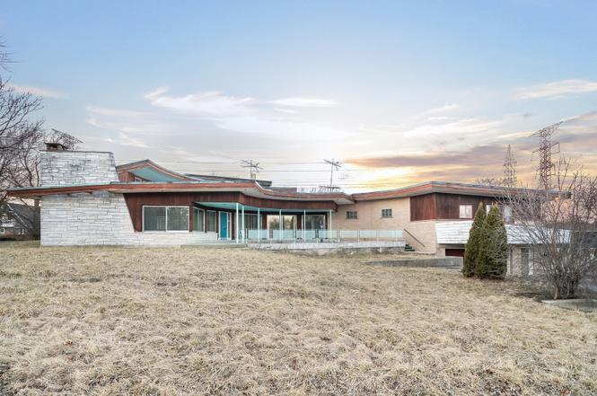 Dennis_Rodkin's tweet image. This Palos Park house is a time capsule from the 1950s, complete with a bomb shelter, a bowling alley, multi-colored bathrooms. 

Owned by its builder from 1957 until his family sold it in 2017, it's so cool. (Needs work)

chicagobusiness.com/residential-re…