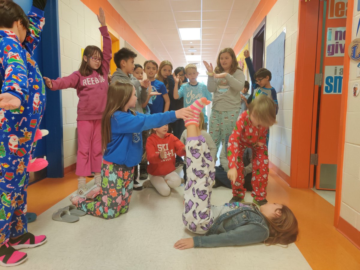 Helping each other classify angles using our minds and bodies! #Thinkbiglisd <a href="/LampasasISD/">Lampasas ISD</a> <a href="/LampasasTCE/">Taylor Creek Elementary</a>