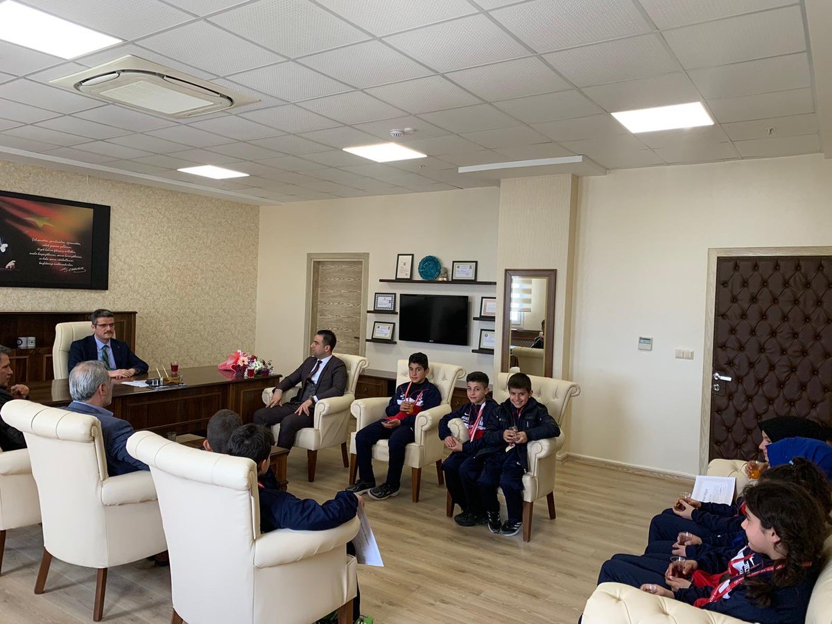 ahmetsarp83's tweet photo. 24-29 Şubat 2020 tarihleri arasında Kütahya’ da yapılan Okul Sporları Kıck Boks Türkiye birinciliği yarışmalarında dereceye giren öğrencilerimizle İlçe Milli Eğitim Müdürümüz Sayın Mesut ÇERKO’ yu ziyaret ettik.@mesutcerko @ANTAKYAMEM https://t.co/TY0AGrdSuO