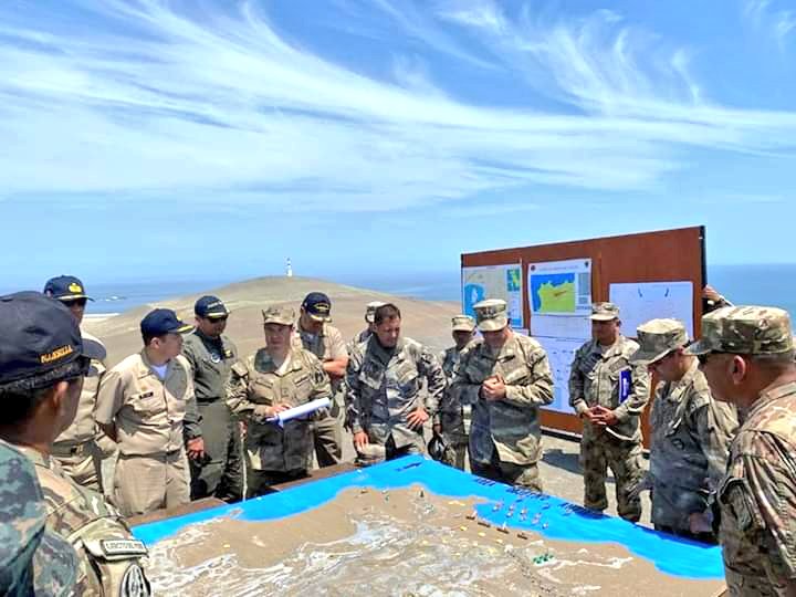 naval_peru's tweet photo. #MGPNoticias Como parte de las actividades previas al Operativo Conjunto #Victoria2020, el Comandante de la Fuerza de Tarea Anfibia, Contralmirante Gian Marco Chiapperini, acompañado de Oficiales del @EjercitoPeru y @fapperu realizaron el reconocimiento del área de Operaciones. https://t.co/DcbwDz1rdq
