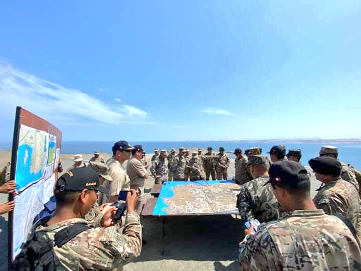 naval_peru's tweet photo. #MGPNoticias Como parte de las actividades previas al Operativo Conjunto #Victoria2020, el Comandante de la Fuerza de Tarea Anfibia, Contralmirante Gian Marco Chiapperini, acompañado de Oficiales del @EjercitoPeru y @fapperu realizaron el reconocimiento del área de Operaciones. https://t.co/DcbwDz1rdq