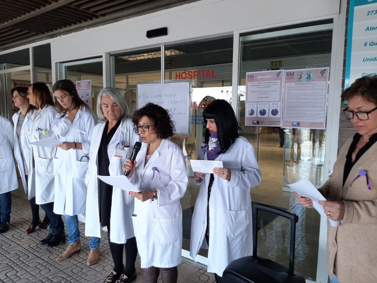GVAdsxo's tweet photo. A les portes del Hospital Lluís Alcanyis ens hem concentrat per commemorar el #8M2020 https://t.co/Fm4TOEPXkL