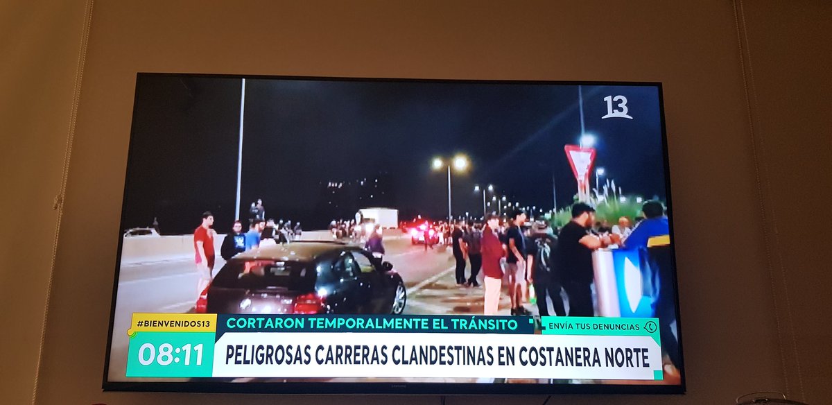 NLobosOvalle's tweet photo. A ver si @TroncoTorrealba @MuniVitacura @Carabdechile y @CostaneraNorte_ ahora hacen algo en serio. CORTAN EL TRANSITO y esto es todos los jueves y martes... insufrible vivir así... https://t.co/pCkaeuvqkq
