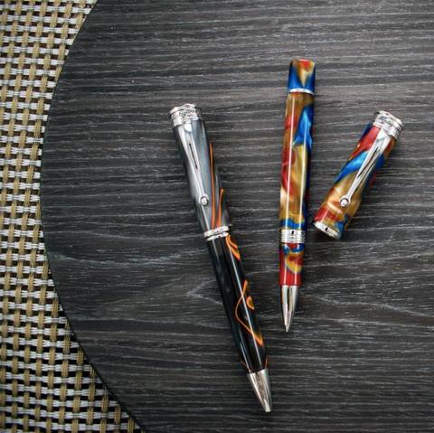 The Ducale Murano Collection comes in two distinct styles. The Astratto comes in a bright, coulorful mixture of blue, yellow and red whereas the Tramonto comes in a darker black grey and orange.

penshop.co.uk/pens/all?colle…