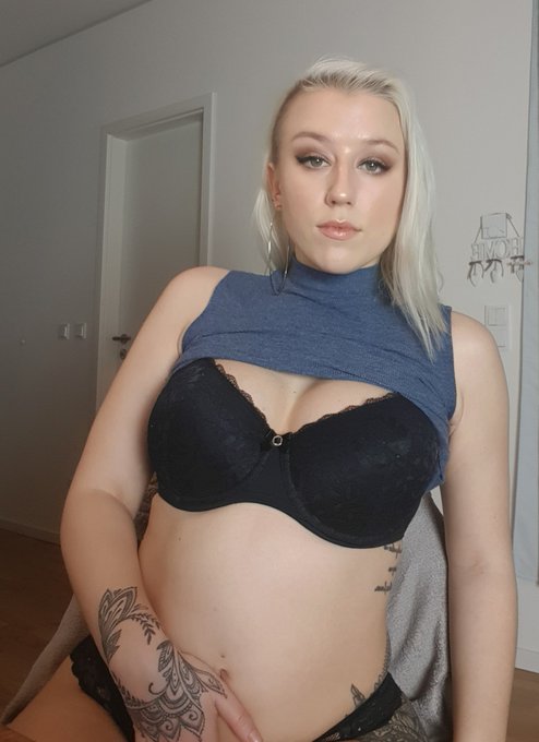 Sch&ouml;nen Start ins Wochenende meine Lieben 🌹💫  #camgirl #weekendvibes #mdh https://t.co/maHAEX0gOD<a href="/tag/camgirl"class="tags">#camgirl</a><a href="/tag/weekendvibes"class="tags"><span>#weekendvibes</span></a><a href="/tag/mdh"class="tags"><span>#mdh</span></a>