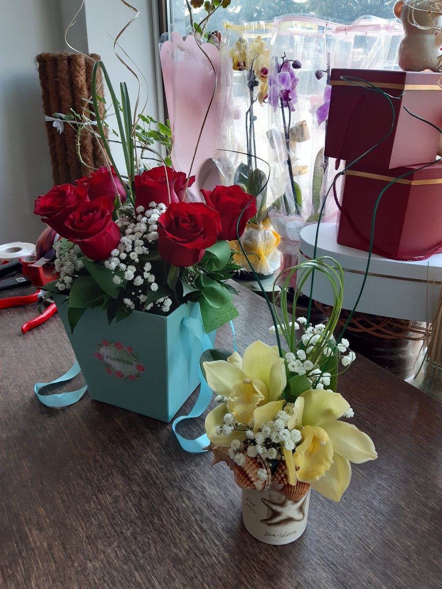 zare_entuzijast's tweet photo. #flowerbox #boxwithflowers #boxwithroses #greenflowerbox #coffecupflowers #roses #orhidea #RedRoses #greenorhidea #gypsophila #bergras #spiralflowers #pearlsonflowers #shells #decorations #ribbons #greenribbons ๐๐น๐บ๐๐๐๐ https://t.co/Yi7cU6pfCA