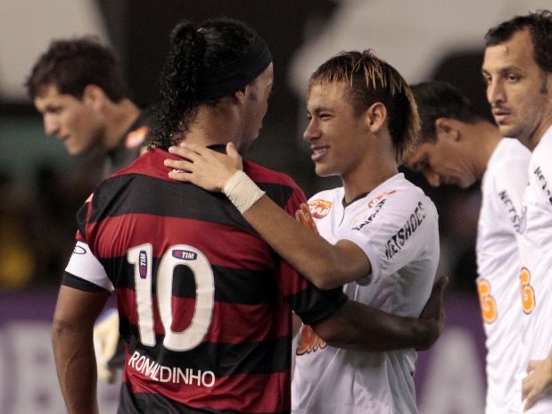 FutebolMundlal's tweet photo. Um jogo com 3 gols de Ronaldinho e 2 de Neymar só podia ser histórico, né? 
 
 Santos 4x5 Flamengo, um dos maiores jogos da história do Brasileirão. https://t.co/4plK956TqO