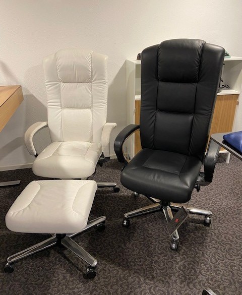 Ocazu_'s tweet photo. Lange dagen aan het werk op kantoor? Niets is zo belangrijk als een comfortabele stoel.
Wij hebben dit topmodel van Giroflex toegevoegd aan onze collectie directiestoelen! Bekijk de tweedehands Giroflex Leonardo 81 nu op onze site. 👇

https://t.co/fkRKnPyTeQ https://t.co/KcaU7VGsMz