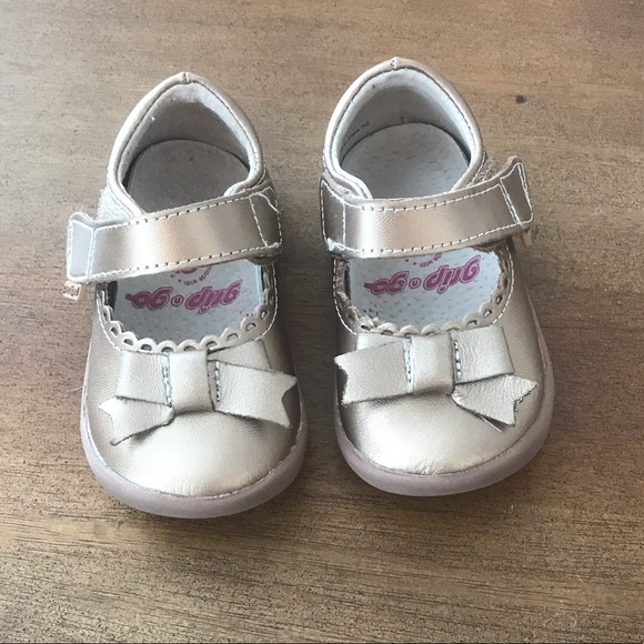 nishah821's tweet photo. So good I had to share! Check out all the items I'm loving on @Poshmarkapp #poshmark #fashion #style #shopmycloset #pediped #striderite #janieandjack: https://t.co/cu2SGvU6Kq https://t.co/7u6O8Q9kml