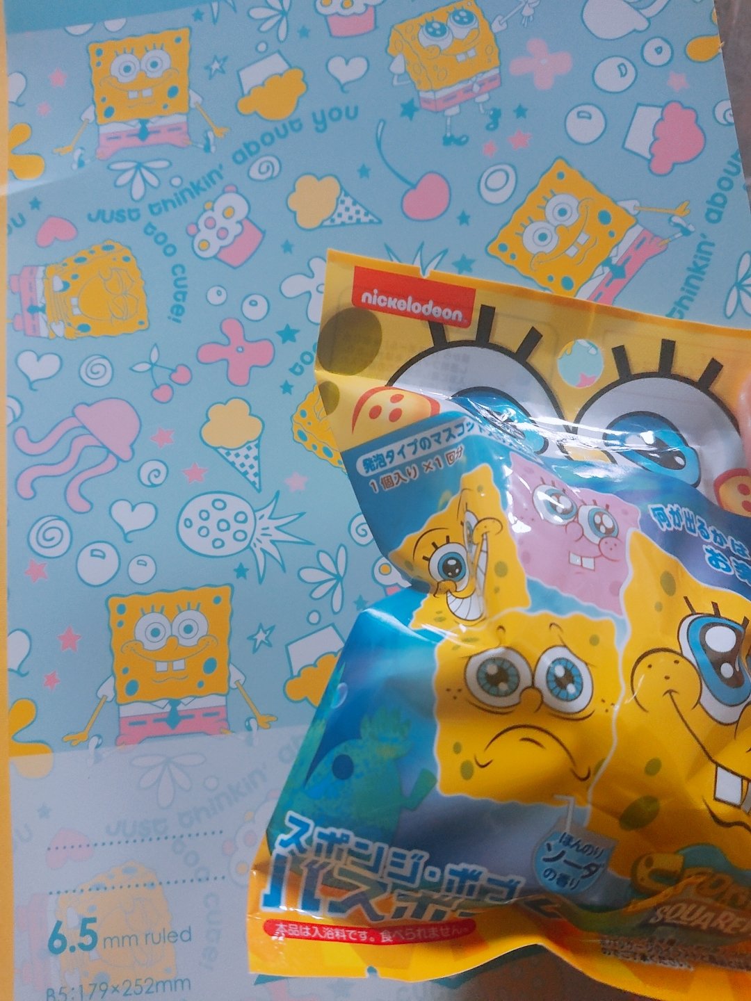 おこめ セリアでスポンジボブのバスボール発見 100円なのにマスコットも出てくるなんて ありがとうセリア スポンジボブのノートはキャンドゥでget かわいいすぎて セリア キャンドゥ スポンジボブ