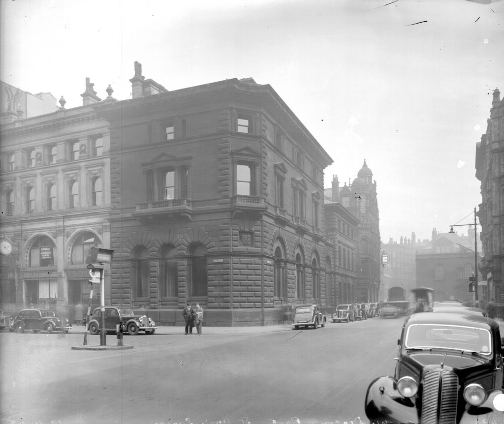 Manchesterpast's tweet photo. St Anne’s Square 1930’s

Cross Street Chapel in the distance which was destroyed in WW2 bombings of Manchester. 

Image:iNostalgia 
#StAnnesSquare #CrossStreetChapel #manchester #history #manchesterpast #photography https://t.co/Ny6vCNrXLR