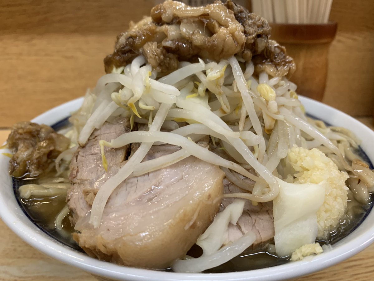 befree_bguru's tweet photo. おいおい…  
コロナのおかげで　

ジムもだめ
映画もだめ　って…

食べるしかないだろ⁉︎

＃せっかく絞ったのに
＃リカバリーどころぢゃない
＃デ部活
＃ラーメン二郎　＃SNDIT https://t.co/UlsD0IR3k4