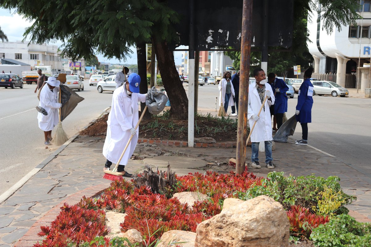 TelOneZW's tweet photo. Earlier today, #TeamTelOne came out in their numbers for the clean-up campaign throughout the country. Keeping🚮 our environments clean remains our priority! #TelOneInTheCommunity #ZeroToleranceToLitter
#MyEnvironmentMyPride https://t.co/iqMyxgESi3