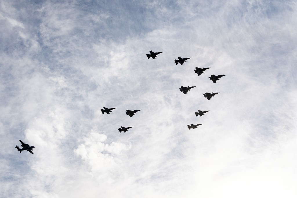 [#Mission_Foch] Désormais en Méditerranée centrale. Le GAN s’entraîne avec nos partenaires grecs dans un scénario de défense aérienne.
Objectifs : développer notre capacité à opérer #ensemble dans des situations tactiques de haute intensité.