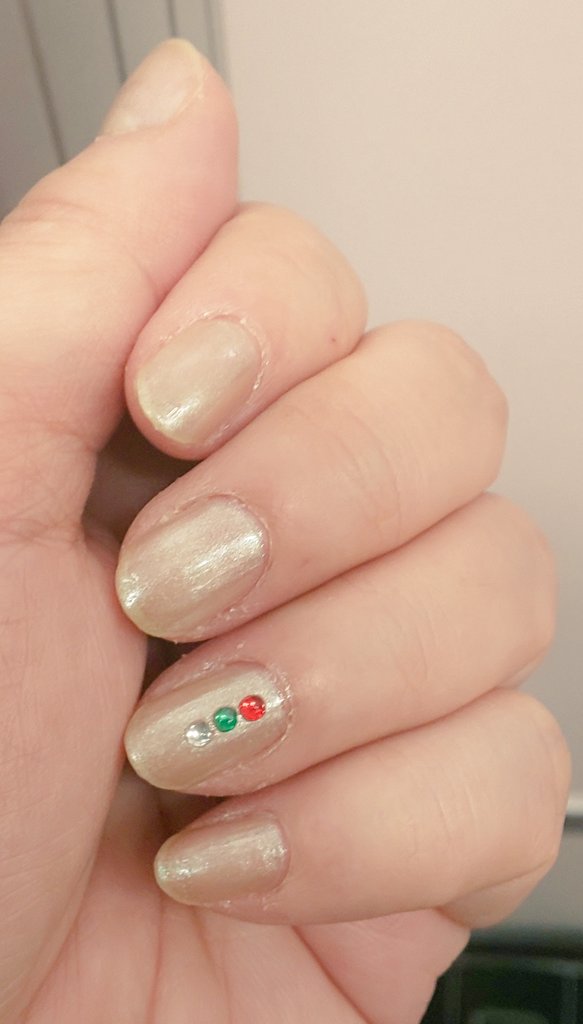 ティーマ 上羽絵惣さんの胡粉ネイル 青口雲母が好きで 単色 他の色に重ね塗りとかでよく使ってるんですけど 琉球エメラルド との違いが気になります 琉球エメラルドは店舗で試し塗りができない色で 悩んで買えないままに 指先荒れて汚くて