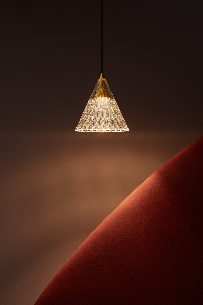 The pattern of Veneto’s light shade gives it character, while the gold motifs balance out this #luminaire in its hanging location.

El grabado del cabezal de #Veneto aporta carácter y el detalle dorado equilibra su puesta en escena.

#LEDSC4 #lighting #iluminación