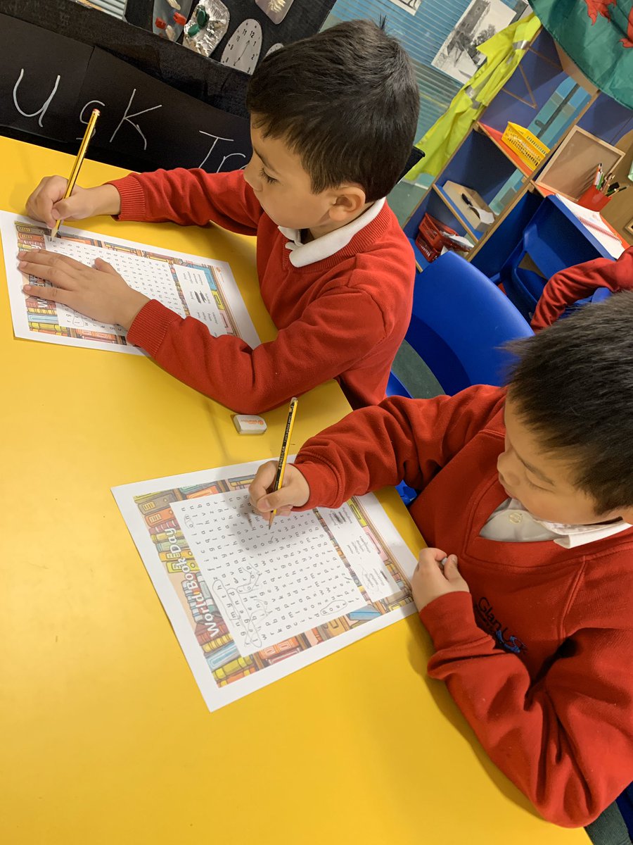 oldgupsyr2's tweet photo. 2LM are enjoying World Book Day activities 📖 #GUPSLLC #WorldBookDay2020 https://t.co/6lyj8Wbqng