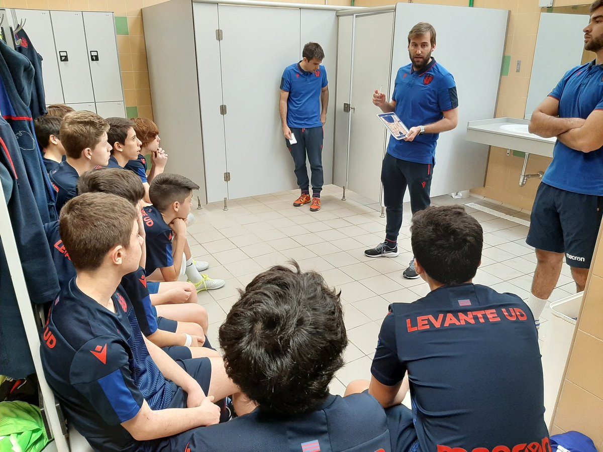 Ya preparados, escuchando las últimas directrices del míster. 
¡Ánimo chavales!