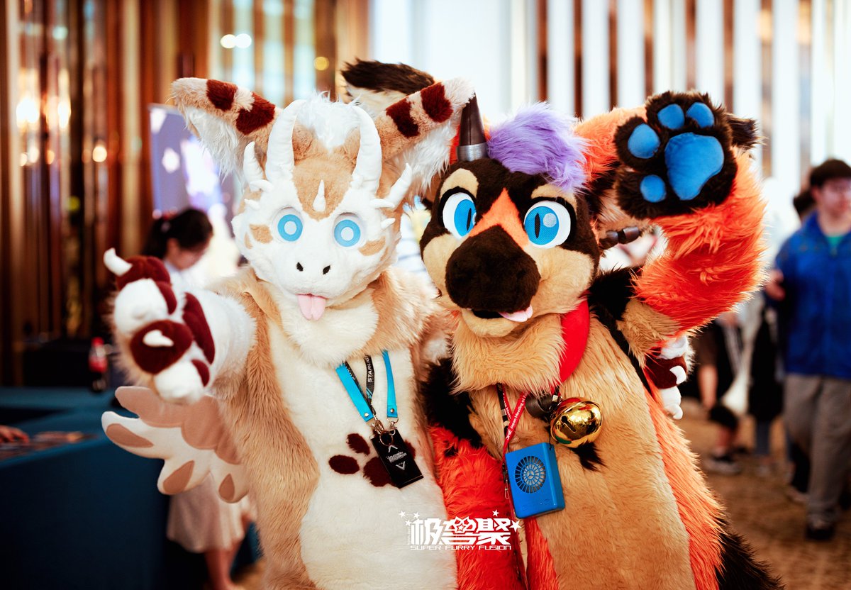 furrychina's tweet photo. #SFF2019 #WFF2019 #FursuitFriday 
かわいい二人の写真（SFF2019)
カンディクリスマスツリー（WFF2019)

写真 by @chungou_cn https://t.co/rBhWwwzW3h