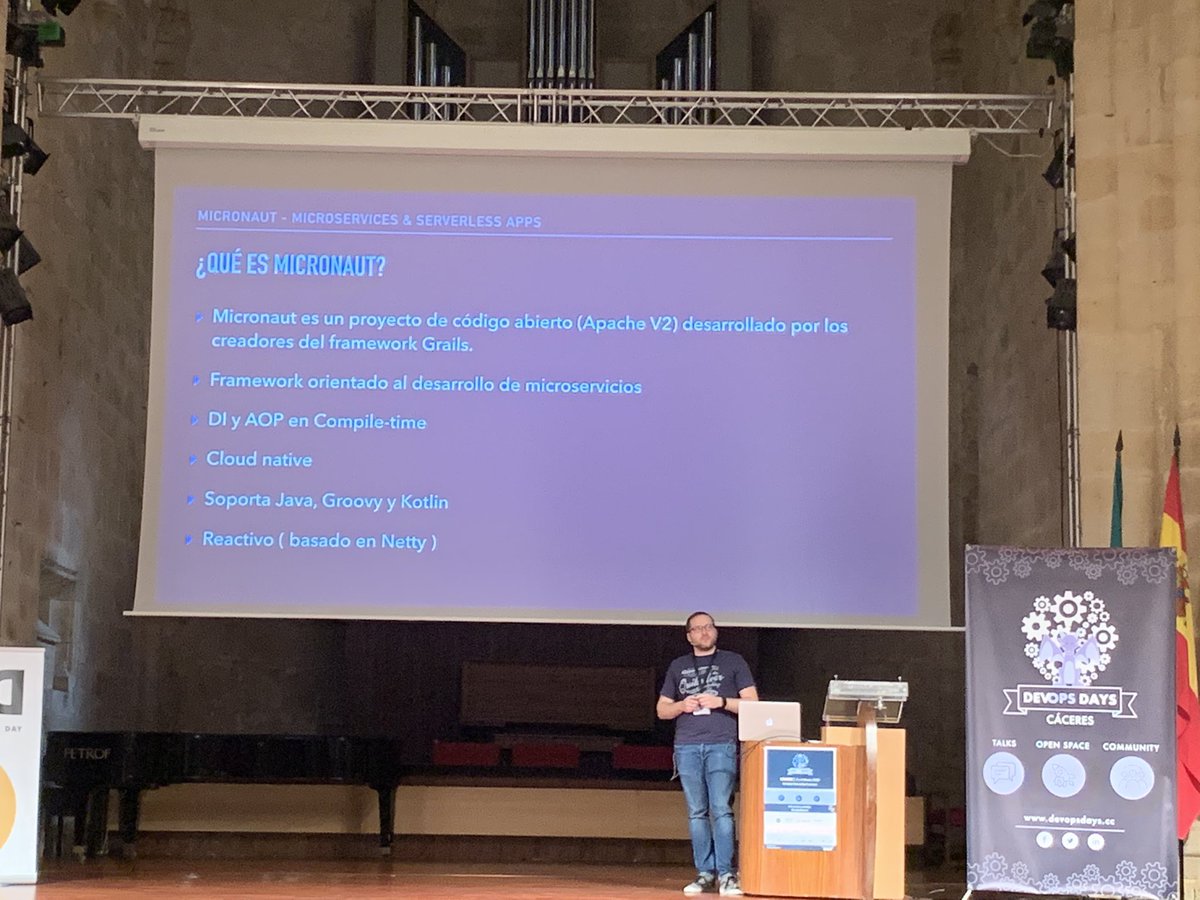 JosefadelPozo's tweet image. Nuestro compañero #BorjaRosco #Viewnext nos da una charla de #micronaut en @DevOpsDaysCC