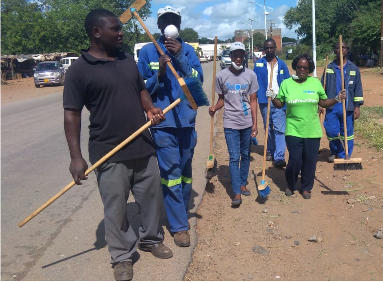 TelOneZW's tweet photo. Earlier today, #TeamTelOne came out in their numbers for the clean-up campaign throughout the country. Keeping🚮 our environments clean remains our priority! #TelOneInTheCommunity #ZeroToleranceToLitter
#MyEnvironmentMyPride https://t.co/iqMyxgESi3