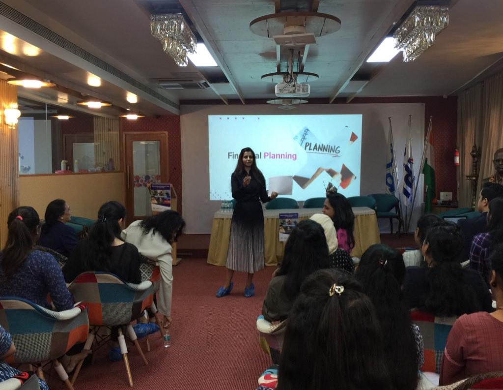 PritiRathiGupta's tweet photo. Spoke to the women at @IndianDentalAsn about #financialfreedom and how @LXMEofficial is simple tool to begin your journey of #investing! An amazing institution that is focused on providing immense value to their members. #ilovemyjob #womanpowerinscience #WomensDay https://t.co/E3K5zT6hxw