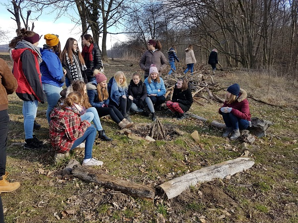 SacreCoeurP's tweet photo. Unser Maturant/inn/en waren wieder im Waldkindergarten Maria Anzbach... und waren offensichtlich begeistert. https://t.co/rGyWsTmjnN #BAfEP #Pressbaum #Waldpädagogik @EvaGlattau @LandauDaniel https://t.co/Njs1jPj5I5