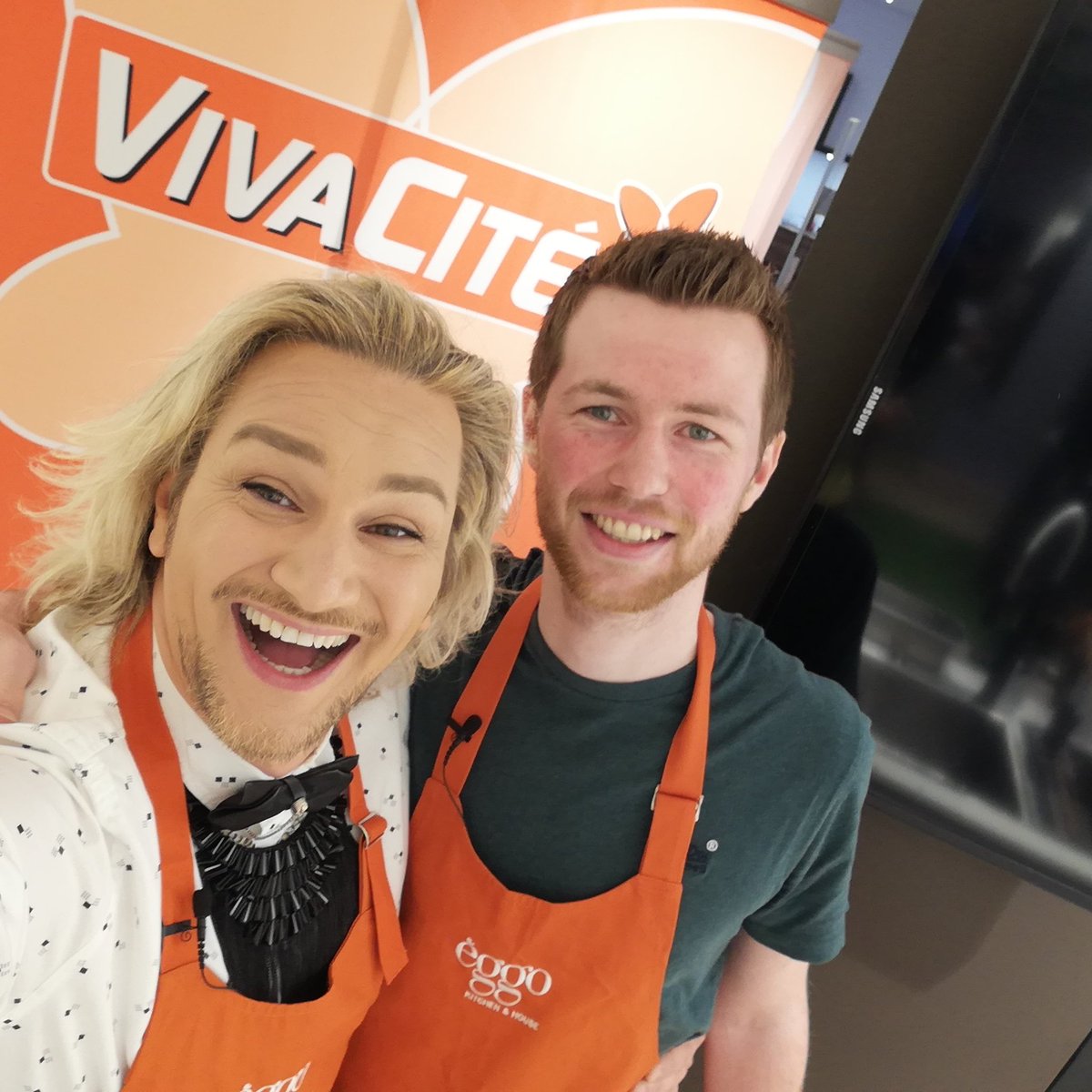 Coucou les Ami(e)s, Nous sommes actuellement au stand des cuisines Eggo à Batibouw avec mon candidat Simon Ravet 😁Va t'il remporter la cuisine Eggo ? Suspense 😉 facebook.com/eggokitchen/ instagram.com/eggokitchenhou… #eggokitchenhouse @vivacitertbf
instagram.com/p/B9ZBfEpHAYR/…