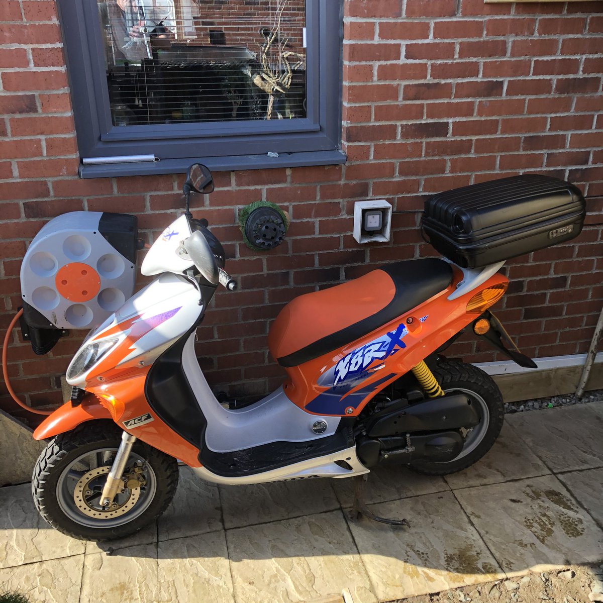 knowitpaul's tweet photo. I love a rummage in a skip. But what can you do with a broken bright pink suitcase?
You can spray it black and fix it to your scooter. No, I donโt fucking deliver!
#autistic #inventor #honda #x8r #barnfind #skiprat #upcycle #eco #suitcase #wastenot https://t.co/tHI7TA97YO