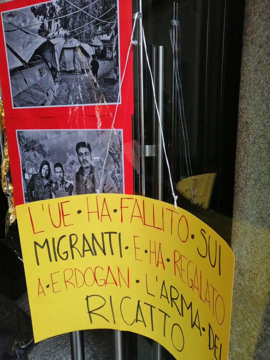 MeltingPotEU's tweet photo. Continua l'occupazione dell'atrio della Commissione EU a #Milano. I manifestanti sono seduti a terra all'interno. Lo striscione è stato esposto sul balcone. Minacciato l'intervento della celere #lesvoscalling #EUSHAME #OPENTHEBORDERS #6marzo https://t.co/pMJZX8aolw
