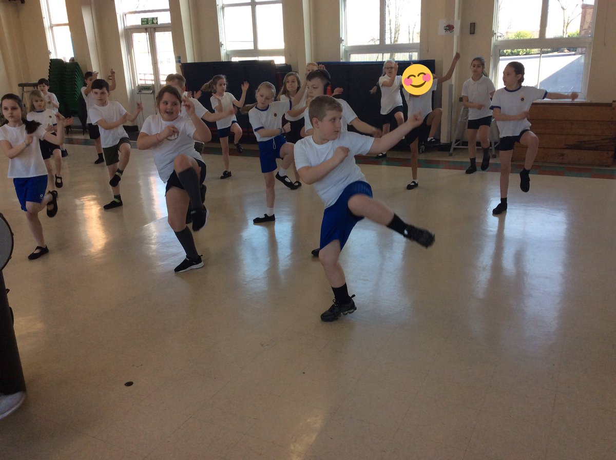 HollyfieldPri's tweet photo. Wow! What a treat Year 4 have had this morning! #lovingthedrums #danceisfun #checkoutourmoves @NachdaSansaar https://t.co/1TcQtc59Hn