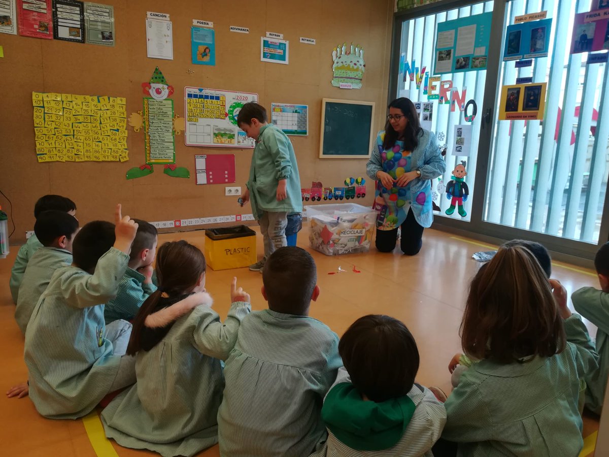 #semana20 pusimos cartulinas de colores (verde, amarillo y azul) y hemos ido pegando los restos de nuestros almuerzos para saber como se recicla. Así somos conscientes de lo que desechamos. #regladelastresR 🍌🚮♻🚯😀