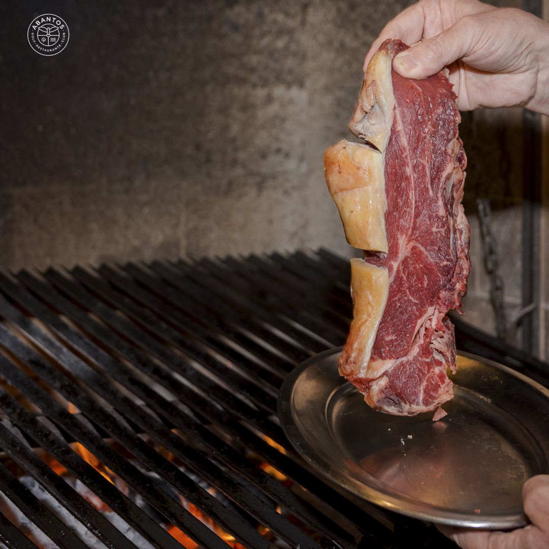 😍 ¿Apetece, verdad? Ven a probar un buen chuletón a #RestauranteAbantos de #ClubdeGolfSojuela. 
🍽 Carne a la brasa, jugosa, de calidad, para disfrutar de un buen fin de semana. ¡Te esperamos! 🔝
☎ Reservas en el 941 446 773.
✔ Más info, bit.ly/2Pa2hcb