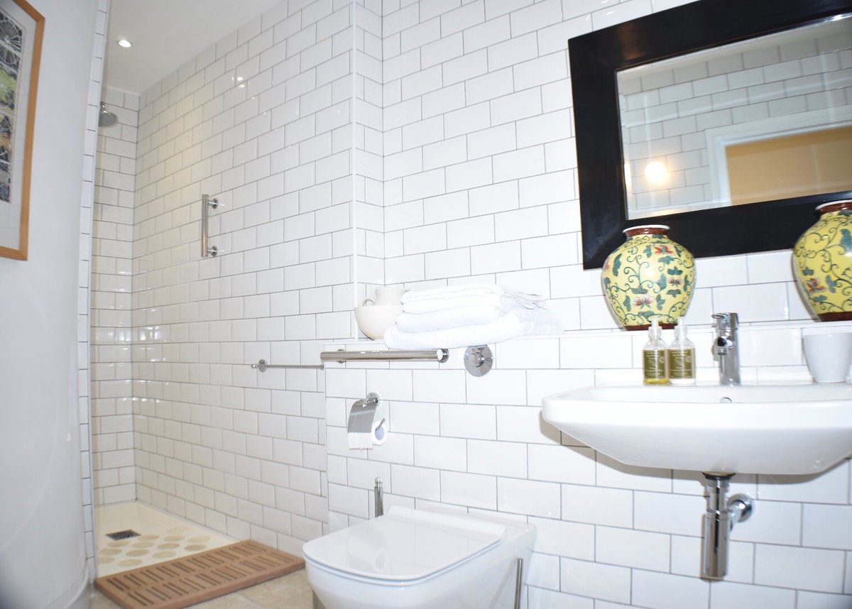 SWresidential's tweet photo. A spacious and beautifully presented two bedroom apartment in #Leeds. Fantastic central location, within walking distance of main transport links and local amenities. Available now, fully furnished. https://t.co/Fgp6nCAsyt https://t.co/6YEjLXsQGj