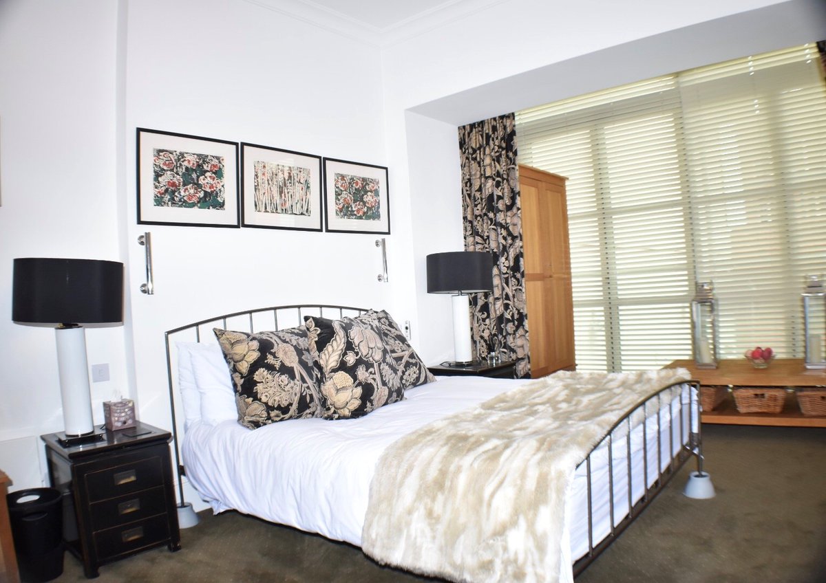 SWresidential's tweet photo. A spacious and beautifully presented two bedroom apartment in #Leeds. Fantastic central location, within walking distance of main transport links and local amenities. Available now, fully furnished. https://t.co/Fgp6nCAsyt https://t.co/6YEjLXsQGj