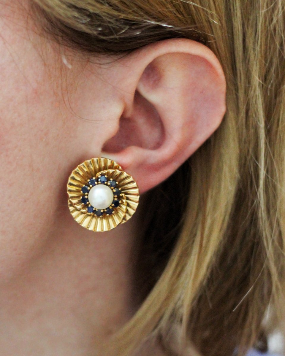 MorelleDavidson's tweet photo. A gorgeous pair of gold, pearl &amp; sapphire earclips. Circa 1960s.

#goldjewellery #goldearrings #earrings #pearls #sapphires #vintagejewellery #jewelrydesign #jewelleryblogger #pearlearrings #retrojewellery #ootd #jewelsofinstagram #finejewellery #highjewellery #pearljewellery https://t.co/3rcRCjxwfG