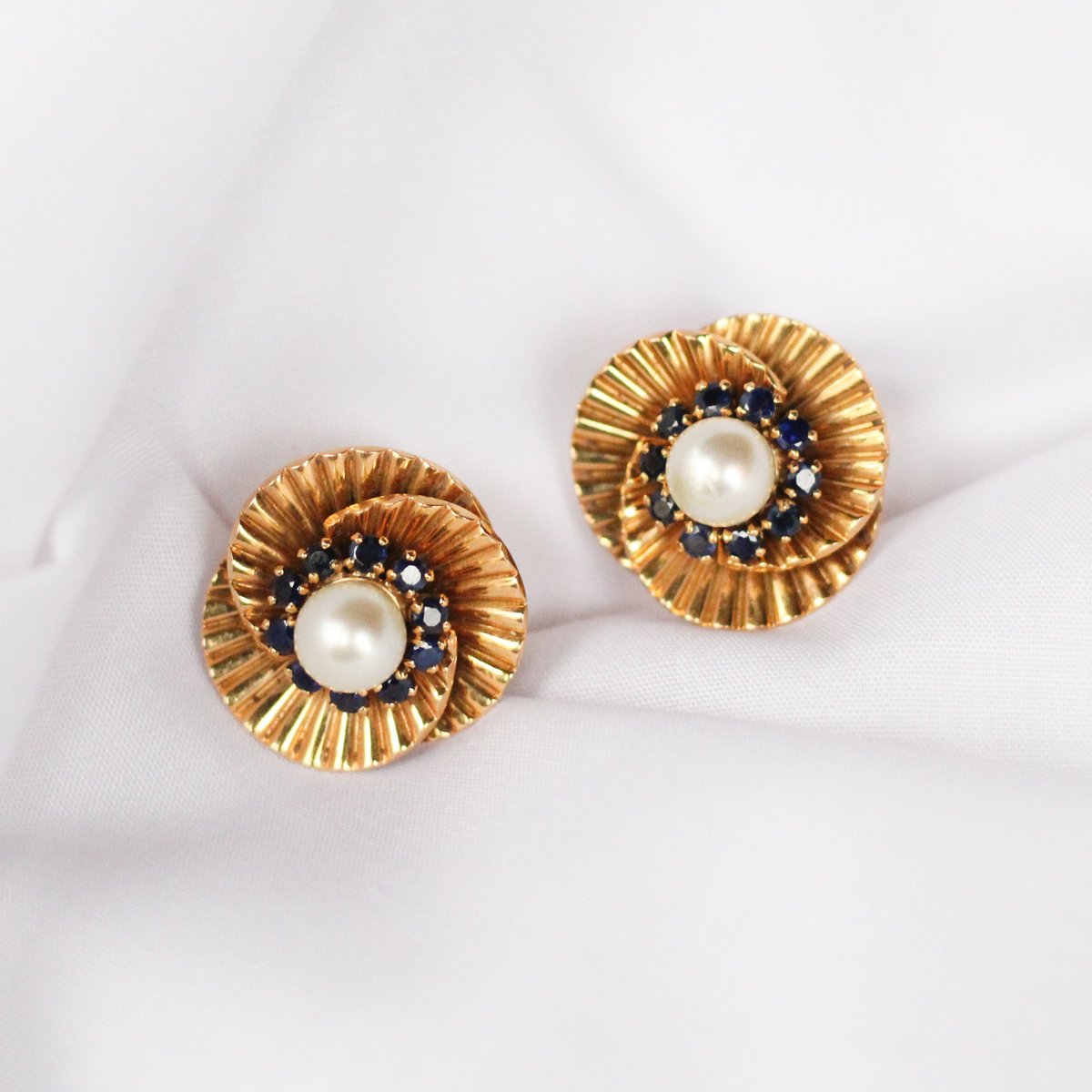 MorelleDavidson's tweet photo. A gorgeous pair of gold, pearl &amp; sapphire earclips. Circa 1960s.

#goldjewellery #goldearrings #earrings #pearls #sapphires #vintagejewellery #jewelrydesign #jewelleryblogger #pearlearrings #retrojewellery #ootd #jewelsofinstagram #finejewellery #highjewellery #pearljewellery https://t.co/3rcRCjxwfG