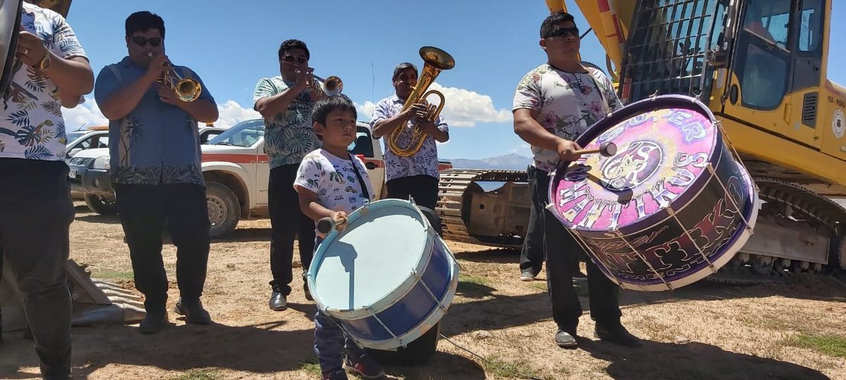 Gobierno del pdte <a href="/sebastianpinera/">Sebastian Piñera</a> cumple compromiso con comunidades indígenas con inicio de los trabajos de mejoramiento del acceso a poblado de Livilcar que renace al desarrollo.Vecinos podrán regresar a su pueblo natal después de 40 años con iniciativa de Vialidad <a href="/mop_chile/">Ministerio de Obras Públicas🇨🇱</a>