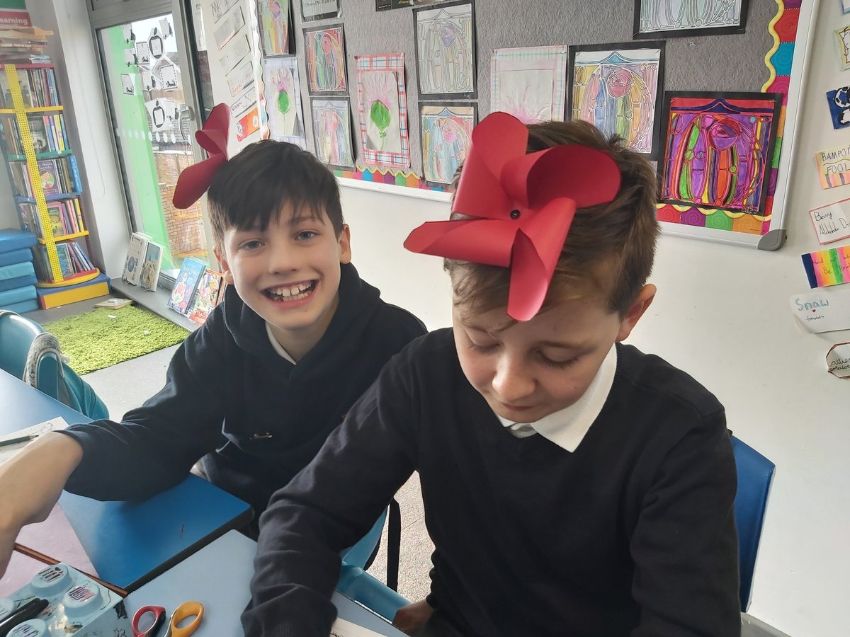 FoxCovertPS's tweet image. Some WW1 themed crafts for Learning for Life in #p7fcps today.  They found a pretty use for their Flanders Field poppies!
