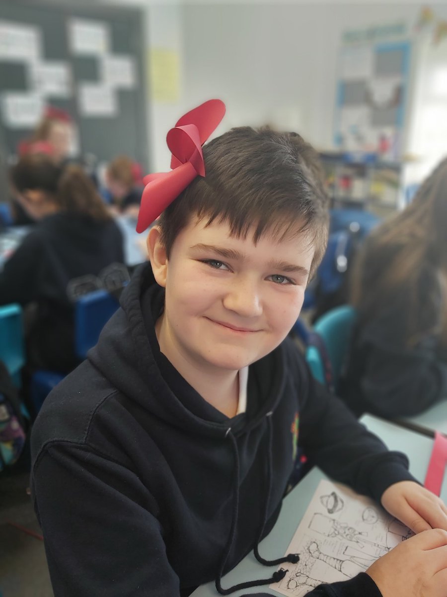 FoxCovertPS's tweet image. Some WW1 themed crafts for Learning for Life in #p7fcps today.  They found a pretty use for their Flanders Field poppies!