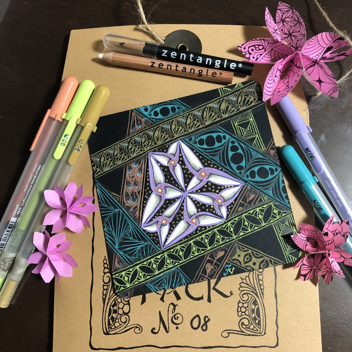fuuka_Zentangle's tweet photo. プロジェクトパックNo.8の第2日目は、黒いApprenticeタイル(約11㎝四方)と1辺が3.5インチ(約8.5㎝)の白い3Zタイル(三角形)の組み合わせ😍黒用紙を3箇所カッターで切り、白三角形の三角を差し込んで使用👍
#PP08 #PP08Day2 #DancingInTheMoonlight 
 
描き方動画はコチラ⇒https://t.co/Suu7fwPAiB https://t.co/46Lccd5Xp9