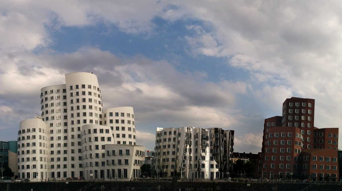 DusseldorfGuide's tweet photo. In Medienhafen
#Dusseldorf #Mediaharbour #Medienhafen #architecturephotography #NeuerZollhof #Gehrybuildings #modernarchitecture https://t.co/YjcciosocE