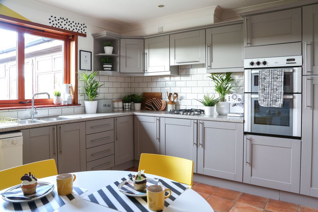 teriantilston's tweet photo. 🌟FRIDAY TIP🌟Thinking of replacing your kitchen? If your happy with the layout of your current kitchen why not save yourself some pennies and paint your cabinets and/or tiles for an instant refresh without breaking the bank #luxuryinteriorsonabudget #greathomestaketime https://t.co/cAXqCfSiSr