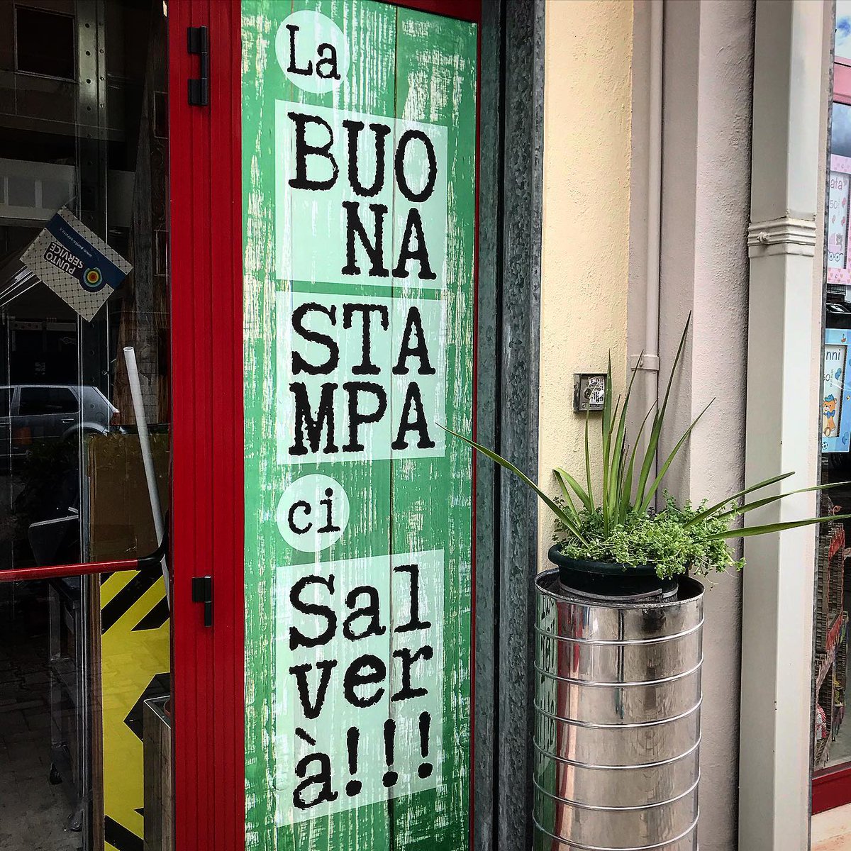 La #buonastampa ci #salverà !!!
*
*
*
#effess !!!
#noinoncifermiano #litaliachelavora
#stampa #print #press #stampadigitale #digitalprinting #printing #colors #maker #handmade #potenzacittà #basilicata #italy #puntoservice #lomocoibaffi #chetelodicoafare