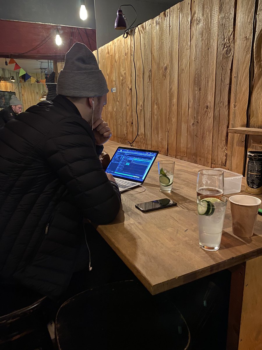 hejrobert's tweet photo. Superproducent Kim Virsén vilar aldrig i Berlin, måste producera! Mätta svenska tutto-lyssnare. @TuttoBalutto #öltutto #berlin https://t.co/6E1qQG5VuT